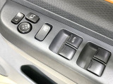 【電動格納ミラー】サイドミラーは電動格納式となっており、狭い駐車場でもキズがつくリスクを抑えられます。