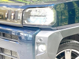 【LEDヘッドライト】悪天候や夜間走行時も良好な視界を確保し安心して運転できる高輝度LEDヘッドライトを装備!点灯速度が早く、消費電力も抑えられています。