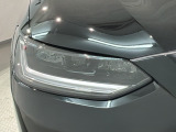 LEDヘッドライトは、点灯の瞬間から最大光量を発揮し、突然暗くなるトンネルなどでの安定感を高めます。