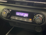 【オートエアコン】一度お好みの温度に設定すれば、車内の温度を検知し風量や温度を自動で調整。暑い&hellip;寒い&hellip;と何度もスイッチ操作をする必要はありません。快適な車内空間には必須の機能ですね♪
