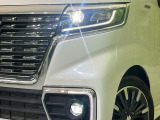 【LEDヘッドライト】悪天候や夜間走行時も良好な視界を確保し安心して運転できる高輝度LEDヘッドライトを装備!点灯速度が早く、消費電力も抑えられています。