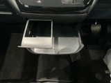 ミニテーブルとしてもカップホルダーとしても使用できる2WEY仕様です!使用しないときは収納できるのでスマートな車内空間を維持できます♪