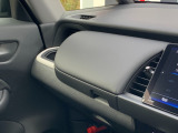 助手席周辺はこのようになっております。運転手だけでなく助手席に一緒に乗られる方も広々と快適にお乗り頂けるような設計です!各種装備を次の写真からご案内いたしますのでご覧ください。