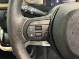 ステアリングにオーディオ操作スイッチが付いています。オーディオ画面に直接タッチしなくても操作が出来ますので、運転に集中できます。