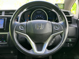握りやすいステアリングは、運転操作をスムーズに行えます。操作性にも優れており、長距離運転でも疲れにくい設計です。