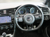 Volkswagen全車共通の上質な本革を使用した手触りのしっとりとしたステアリングです。唯一素肌が触れるハンドルは上位モデルと同じ握り心地になっております。