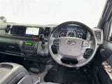 運転席まわりです。 各操作スイッチは使いやすい位置に配置されてます。