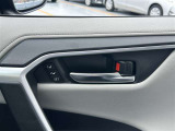 「シートポジションメモリー」搭載。運転者2名分のシート位置を記憶。ご家族でシェアする際も便利ですキズが目立ちやすいスイッチまわりですが、目立ったキズはございません。