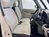 ゆったりと座れる運転席シートですのでストレスなく運転が出来ますよ!