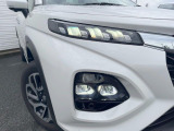 【LEDヘッドライト】悪天候や夜間走行時も良好な視界を確保し安心して運転できる高輝度LEDヘッドライトを装備!点灯速度が早く、消費電力も抑えられています。