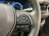 前方の車との車間を設定し、スピードを上げたり緩めたりを自動で行ってくれる追尾式の「レーダークルーズ」。上級装備の一つです!高級車にしかつかない嬉しい機能です。