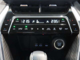 左右独立温度コントロールフルオートエアコンです。運転席、助手席それぞれで独立して温度設定ができます。冷え性の方が乗っても安心ですね♪