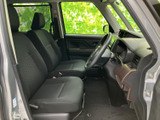 広々とした室内空間が魅力。運転席からの視界も良好で、運転に集中できます。快適なドライブをサポートする、機能的な空間です。