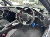 【運転席】座り心地が良いシートなので長時間の運転でも快適にお過ごしいただけます。新品のフロアマットのご注文も可能です。掲載箇所以外にご希望の写真がございましたらお気軽にお問い合わせ下さい。