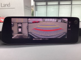 狭い場所での駐車やすれ違いなどでより的確な運転操作に役立つ360&deg;ビューモニターが装備されています。