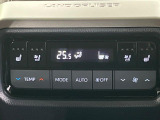 【シートヒーター&ベンチレーション】夏場は涼しい風でお尻や背中の熱やムレを防ぎ、冬はエアコンよりも早く温まってポカポカに!季節を問わず快適に過ごせます。