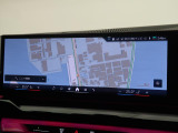 【純正ナビゲーション】BMWのナビゲーションは操作性も良く、詳細な地図情報と交通状況を見やすく表示し、快適なドライビングをサポートしながら目的地までナビゲートします。