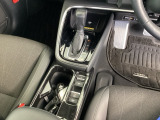 シンプルでとても使いやすいフロアシフトに、パーキングブレーキは電子制御パーキングブレーキです。