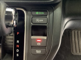セレクトレバーの横に電子制御パーキングブレーキがあります。スイッチひとつで、停車した地点の傾斜などをシステムが検知・判断してブレーキ力を自動的に制御し、しっかり停車できるパーキングシステムです。