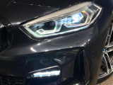 ●LEDヘッドライト:夜間走行時も良好な視界を確保し安心して運転できる高輝度LEDヘッドライトを装備!点灯速度が早く、消費電力も抑えられています。