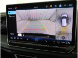 ★ギアをリバースに入れると車両後方とガイドラインが表示され車庫入れ、縦列駐車の際に安全確認をサポートします★