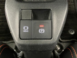 【電動パーキングブレーキ+オートブレーキホールド機能】 指先だけで簡単に操作が可能なパーキングブレーキ、スイッチを押すとブレーキペダルから足を離してもブレーキを保持できるオートブレーキホールド搭載。