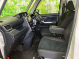 シンプルで機能的な運転席周り。操作性に優れた配置で、集中して運転に臨めます。