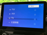 お気に入りの音楽やラジオをクリアな音質で楽しめます。シンプルな操作で、様々なソースを選んで快適なドライブに。