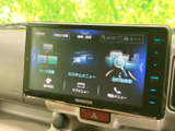 多彩な情報を表示するモニターです。車両情報や設定変更など、様々な操作を直感的に行えます。使いやすさを追求した設計ですね。