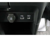 スマートフォンなどの音楽再生が可能なUSB接続ジャック装備車両です♪♪♪I-PADなどの充電も可能な2.5A急速充電ジャックも装備♪♪♪