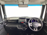運転席は、大きな座面と包み込むような背もたれがドライバーの身体全体をしっかり支えます。上質なシート素材と座り心地のよいクッションを採用し、長時間の運転やコーナーの多い道も快適です