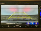 【バックカメラ】運転が苦手な方も車庫入れラクラクです!ギアをリバースに入れれば自動的に切り換わりますので、面倒な操作は不要です♪狭い駐車場もお車を傷つけず安心ですね!