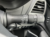操作しやすい位置に配置され、スムーズなウインカー操作を可能にします。安全確認をサポートします。