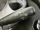 操作しやすいウインカーレバーで、安全な車線変更をサポート。直感的に操作できるので、運転に集中できます。スムーズな操作感です。