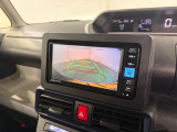 バックカメラがしっかり映るので、後ろが見やすく安心して駐車できます。お子さまの送り迎えや買い物でも心強いポイントです。