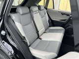 運転席シートはシート汚れがあります。