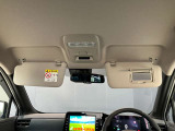 運転席のサンバイザーにはバニティーミラーも付いています。身だしなみチェックには欠かせません。