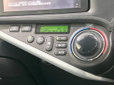 【オートエアコン】一度お好みの温度に設定すれば、車内の温度を検知し風量や温度を自動で調整。暑い&hellip;寒い&hellip;と何度もスイッチ操作をする必要はありません。快適な車内空間には必須の機能ですね♪