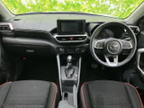 運転席からの視界は広く、運転操作もスムーズに行えます。シートの形状も工夫されており、長時間のドライブでも疲れにくい設計です。