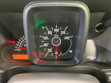 視認性の高いメーター類が、運転に必要な情報を的確に伝えます。運転に集中できる、シンプルで分かりやすいデザインです。