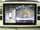 アラウンドビューモニターは、車両を上から見たような映像で周囲を確認できます。駐車時の安全確認をサポートします。
