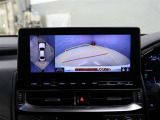 パノラミックビューモニター付きです。車両を上から見たような映像をディスプレイオーディオ画面に表示。運転席からの目視だけでは見にくい、車両周辺の状況をリアルタイムでしっかり確認できます。