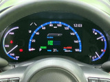 洗練されたデザインのメーターパネル。視認性に優れており、運転に必要な情報を一目で確認できます。夜間でも見やすく、安全運転をサポートします。