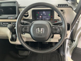 握りやすい形状で、長距離運転でも疲れにくいステアリング。操作性にも優れ、快適なドライビングをサポートします。