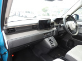 ★助手席周辺★ダッシュボードに収納量豊富なBOXがあり、いつもすっきりとした車内!ほしい場所にちょうど良い収納を備えています。大きなフロントガラスによって見晴らしも良く快適な座り心地となっております!