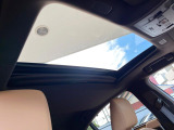 【ムーンルーフ】開放感たっぷりの希少装備、ムーンルーフが装着されています!車内に明かりを取り入れたり景色を楽しむ以外にも、車内の空気も簡単に換気できて快適です!