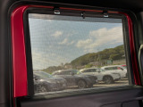 リア窓ガラスには日射しをやわらげるロールサンシェード付き☆
