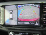 【アラウンドビューモニター装備】 バックカメラによる後方の確認だけでなく4つのカメラで真上から見ている様に周囲360度を写し出し、自車周辺の詳細な状況を確認出来ます。狭い場所での取り回しも安心です。