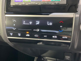 【オートエアコン】一度お好みの温度に設定すれば、車内の温度を検知し風量や温度を自動で調整。暑い&hellip;寒い&hellip;と何度もスイッチ操作をする必要はありません。快適な車内空間には必須の機能ですね♪
