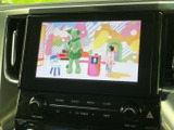 停車中にTVや映像を楽しめる機能が備わっています。長距離移動時や休憩時間のお供に最適です。家族や友人と一緒に楽しい時間を過ごせます。